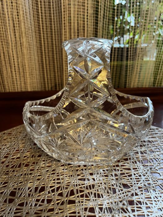 kryształowy kosz, ręcznie szlifowany i misternie zdobiony,