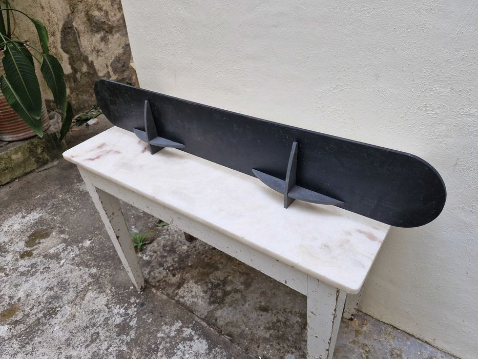 Prateleira em Valchromat preto — peça única