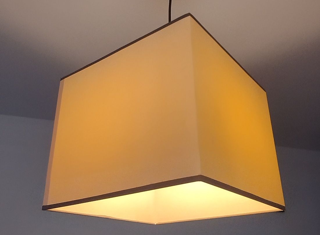 Klosz lampa żyrandol jasny beżowy z czarnymi obramowanie