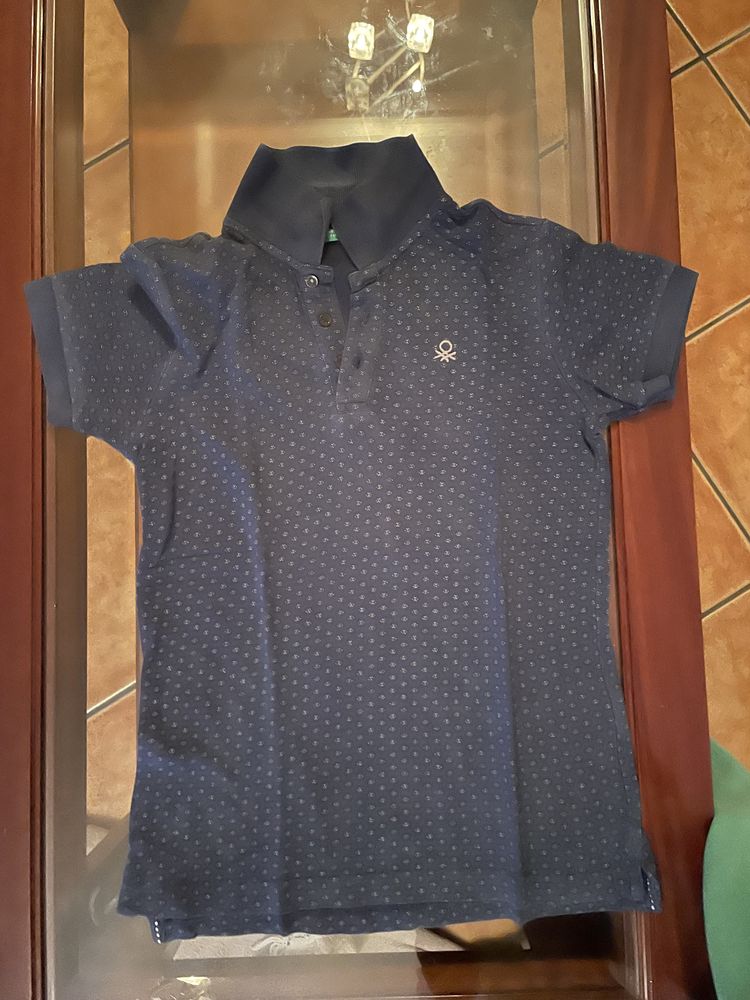 Polo azul escuro da Benetton com pontinhos brancos