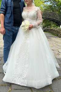 Свадебное платье, пышное с корсетом