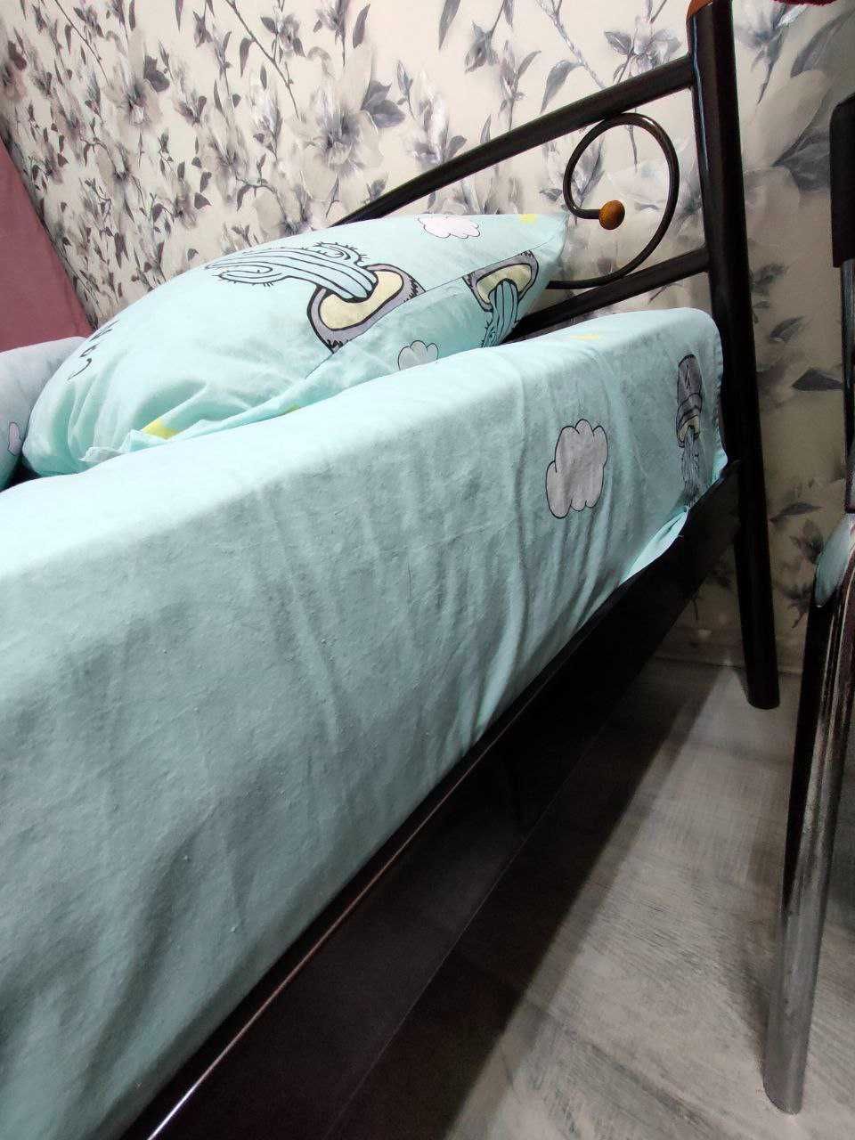 Двоспальне металеве ліжко з ортопедичним матрасом (зима/літо)