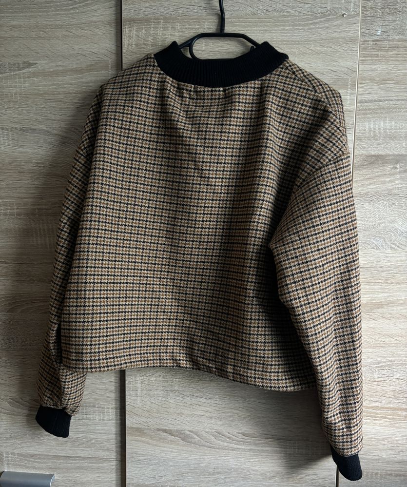 Bershka sweter ze ściągaczem w pepitkę brązowy beżowy i czarną stójką