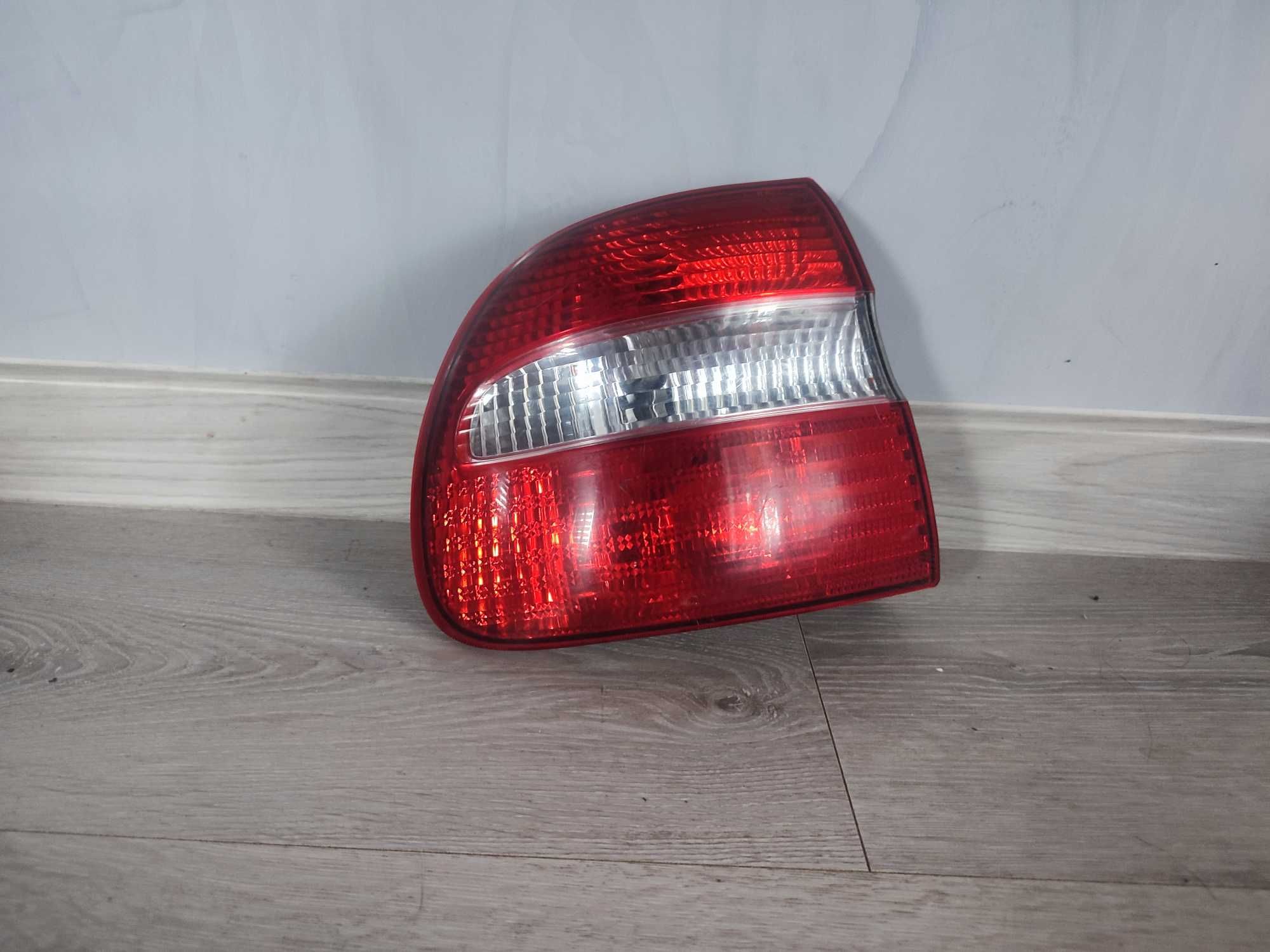 Lampa lewa tylna tył Volvo v40