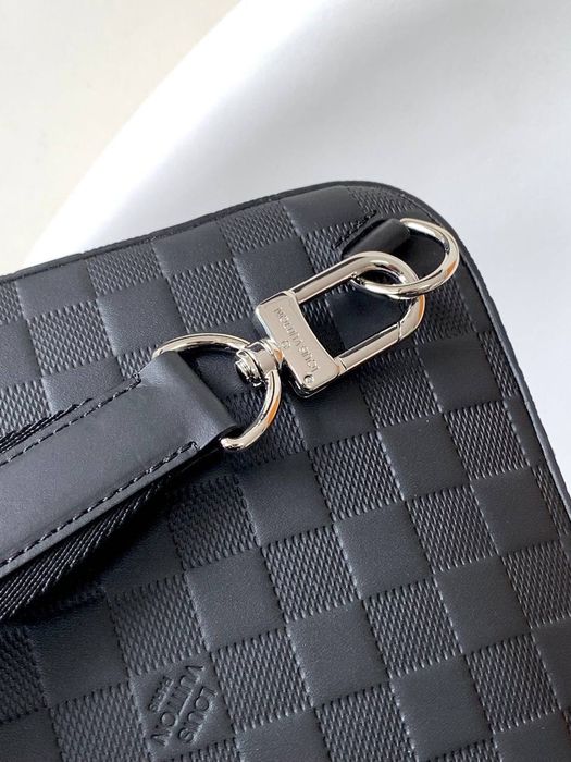 В продаже мужская сумка Louis Vuitton Lux качество!