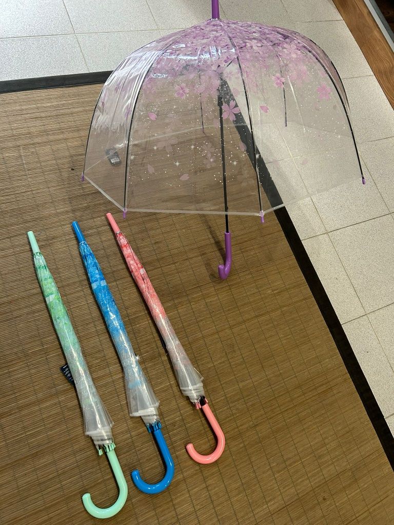 Chapéus de chuva com flores novos e embalados