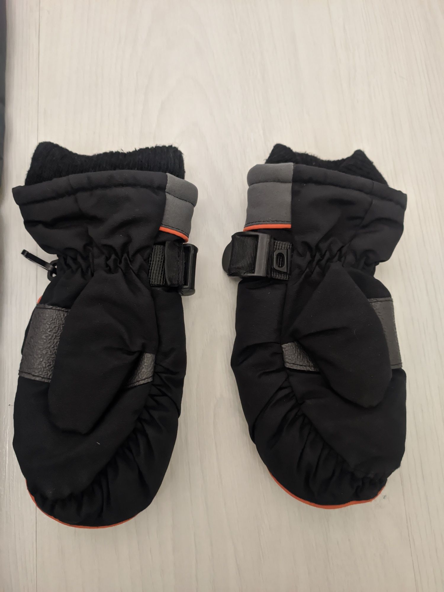 Zestaw zimowy szare spodnie ocieplane i rękawiczki narciarskie 110/116
