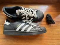 Adidas superstar original. розмір 42.5. Чорні шнурки поруч - оригінал