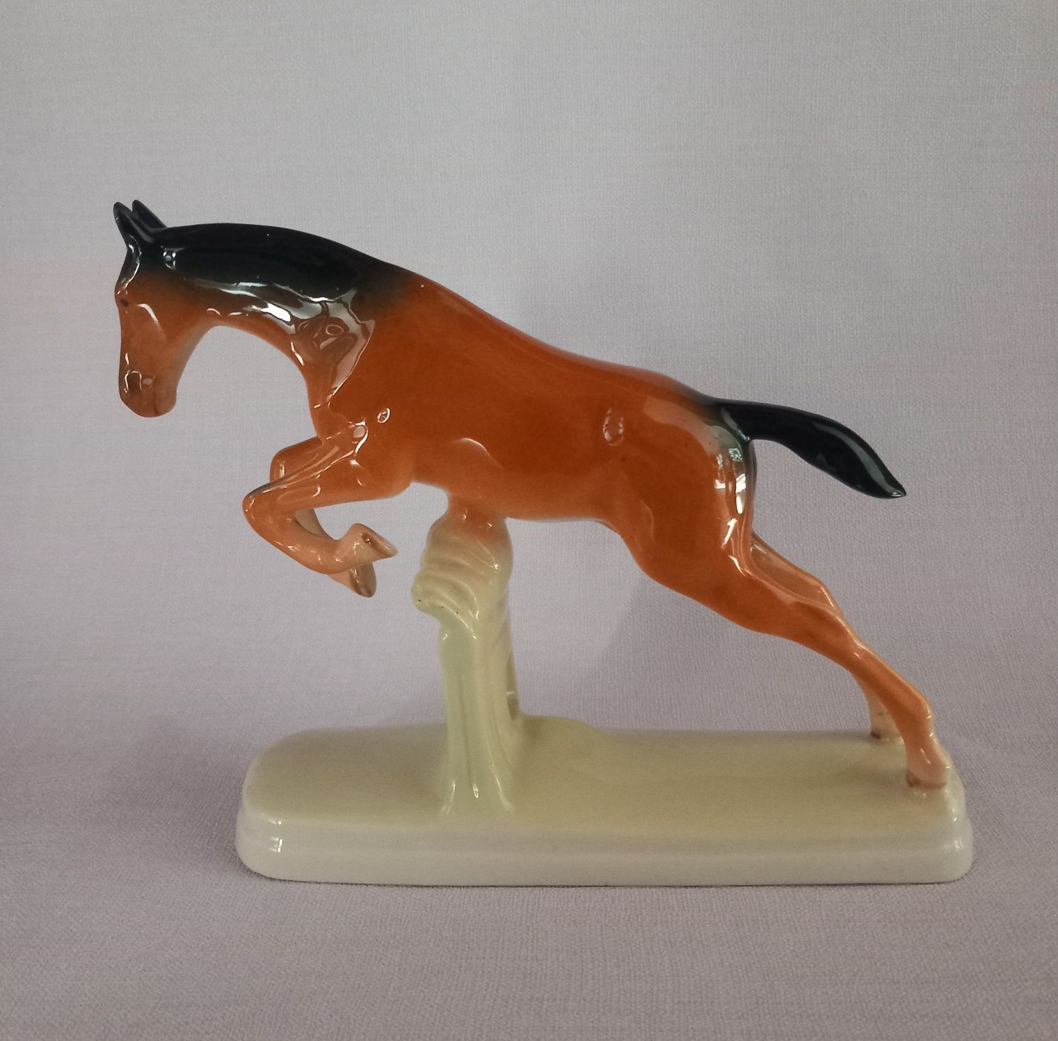 Figurka z porcelany porcelitu