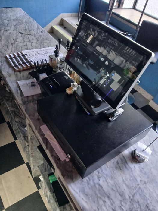 Monitor tátil, caixa de dinheiro e impressora!