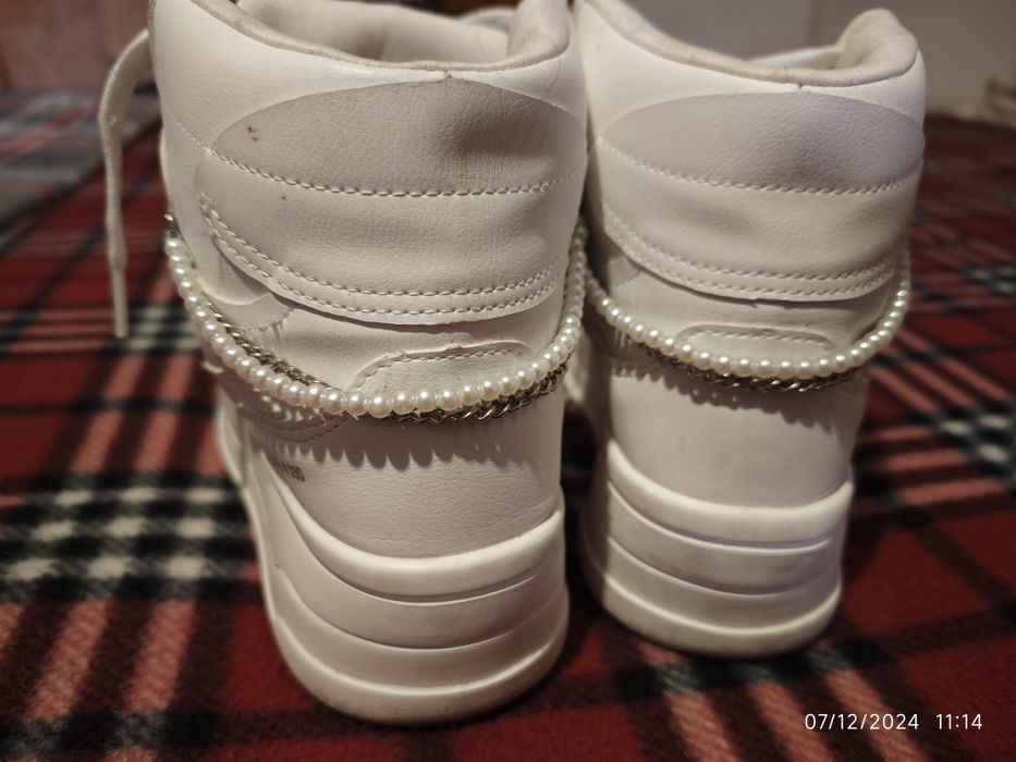 Tênis brancos  35