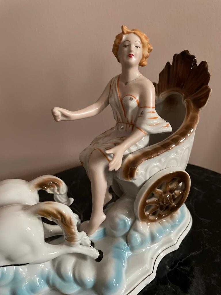 Porcelanowa figurka dama w powozie