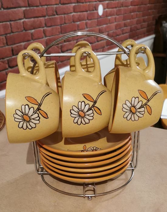 Zestaw filiżanek z kamionki.