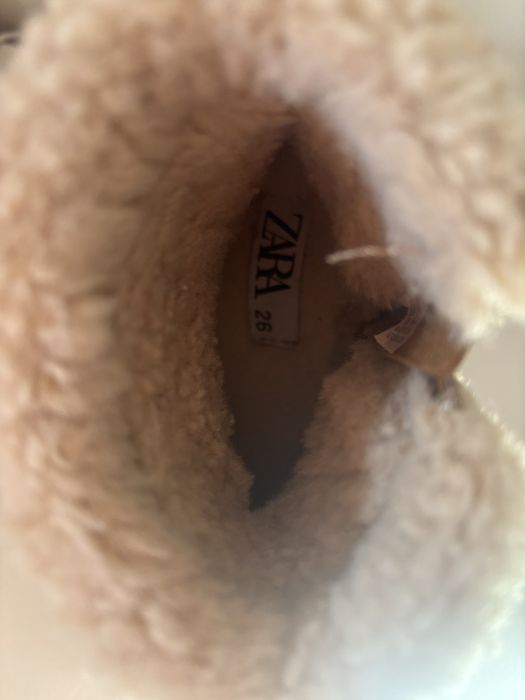 botas muito pouco usadas, com pelo no interior, tamanho 26 da Zara