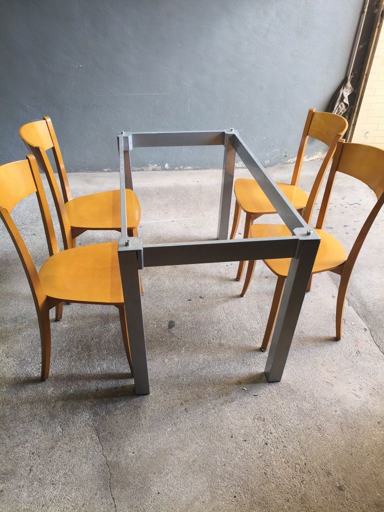Mesa de cozinha  sem tampa e 4 cadeiras