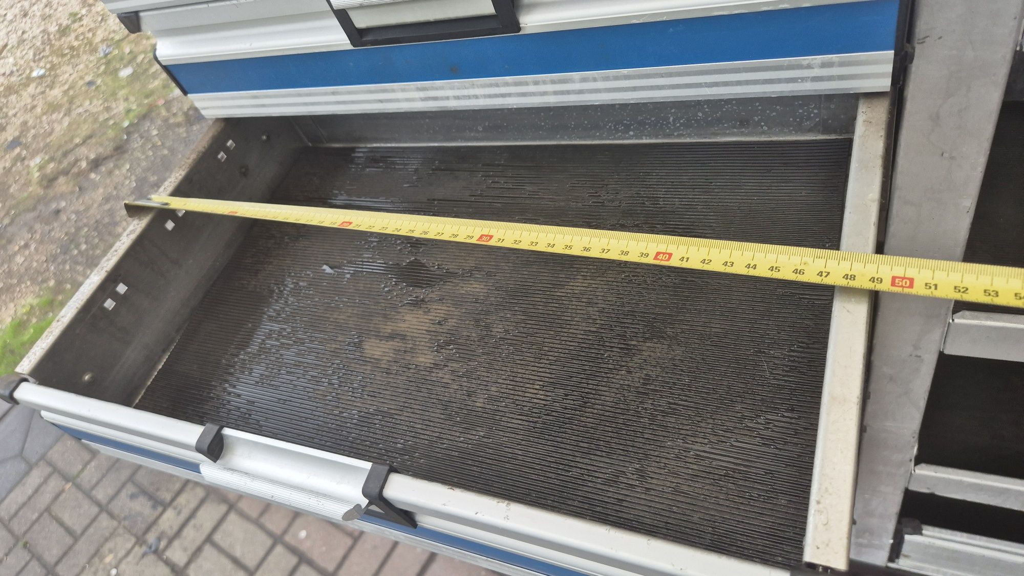 Szafka serwisową narzędziowa do busa