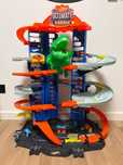 Hot Wheels City GJL14 Mega Garaż Atak Dinozaura T-Rex