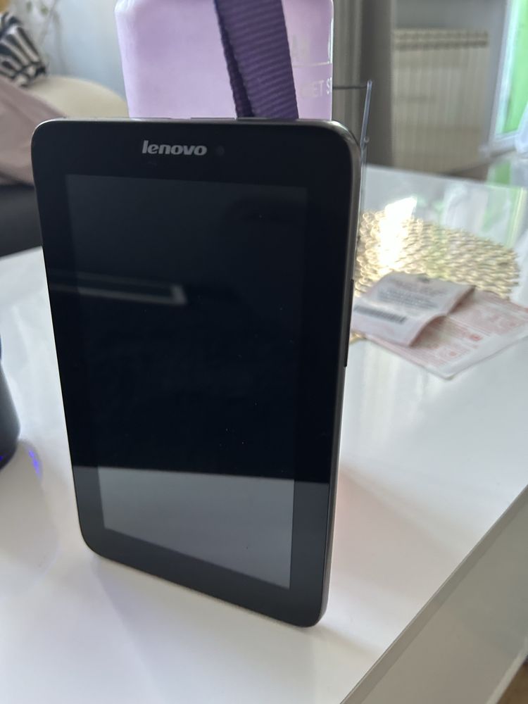 Tablet Lenovo 8 cali stan idealny