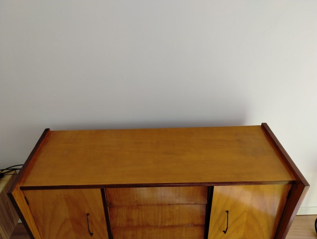 Aparador com 2 portas e 3 gavetas