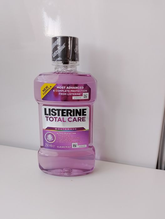 płyn do płukania jamy ustnej Listerine Total Care Mouthwash 250 ml
Red