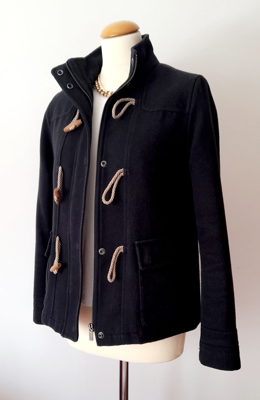 Parca Massimo Dutti preta, com alamares. Tamanho  M
