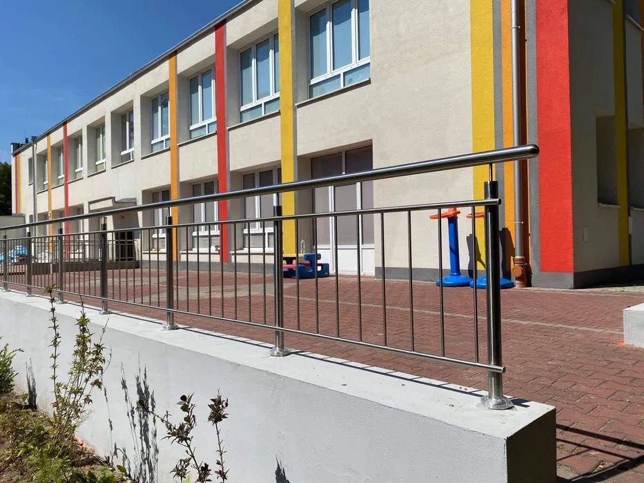 Podjazdy poręcze dla osób niepełnosprawnych, balustrady