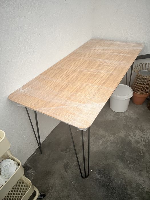 Mesa c/ tampo ikea de bamboo.