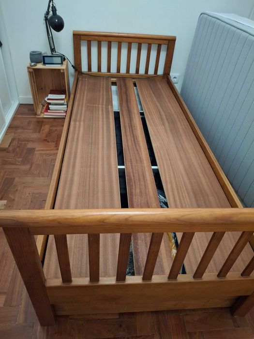 Cama de solteiro em madeira com gaveta em baixo