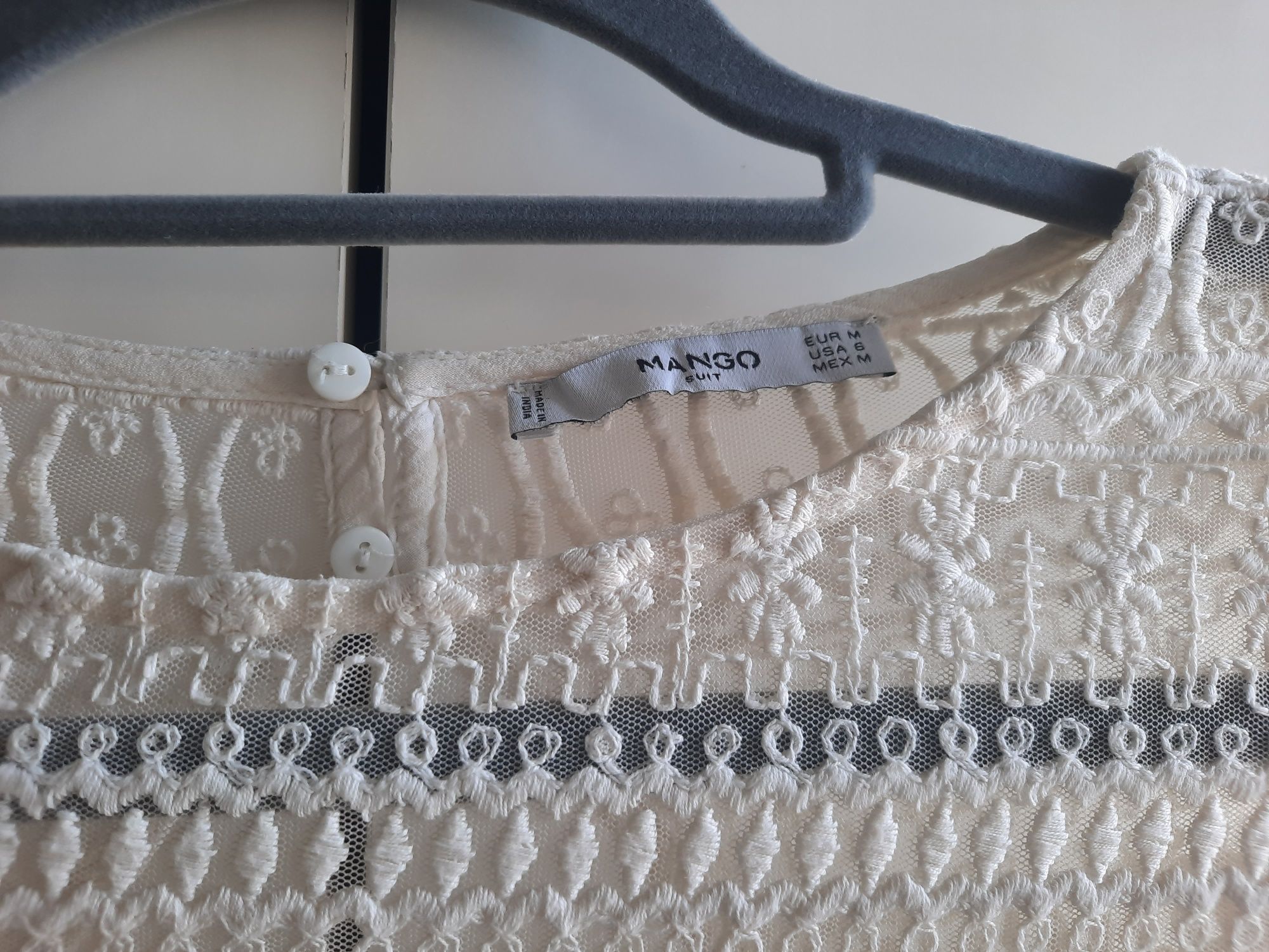 Blusa branca com mangas em renda da Mango