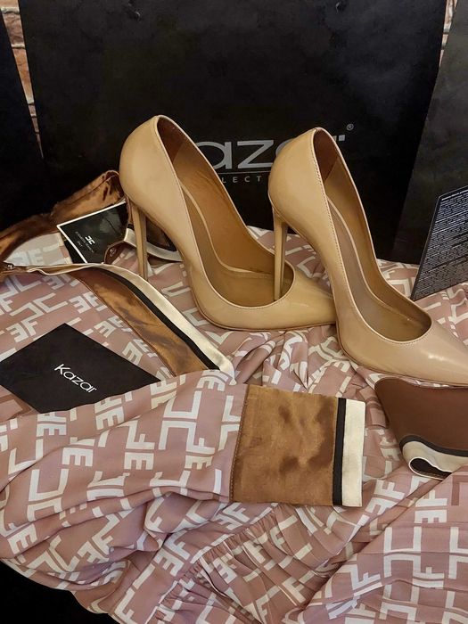 Beżowe skórzane szpilki z lakierowanej skóry Marki Kazar