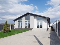 Продам дом с бассейном под отделку Новоалександровка