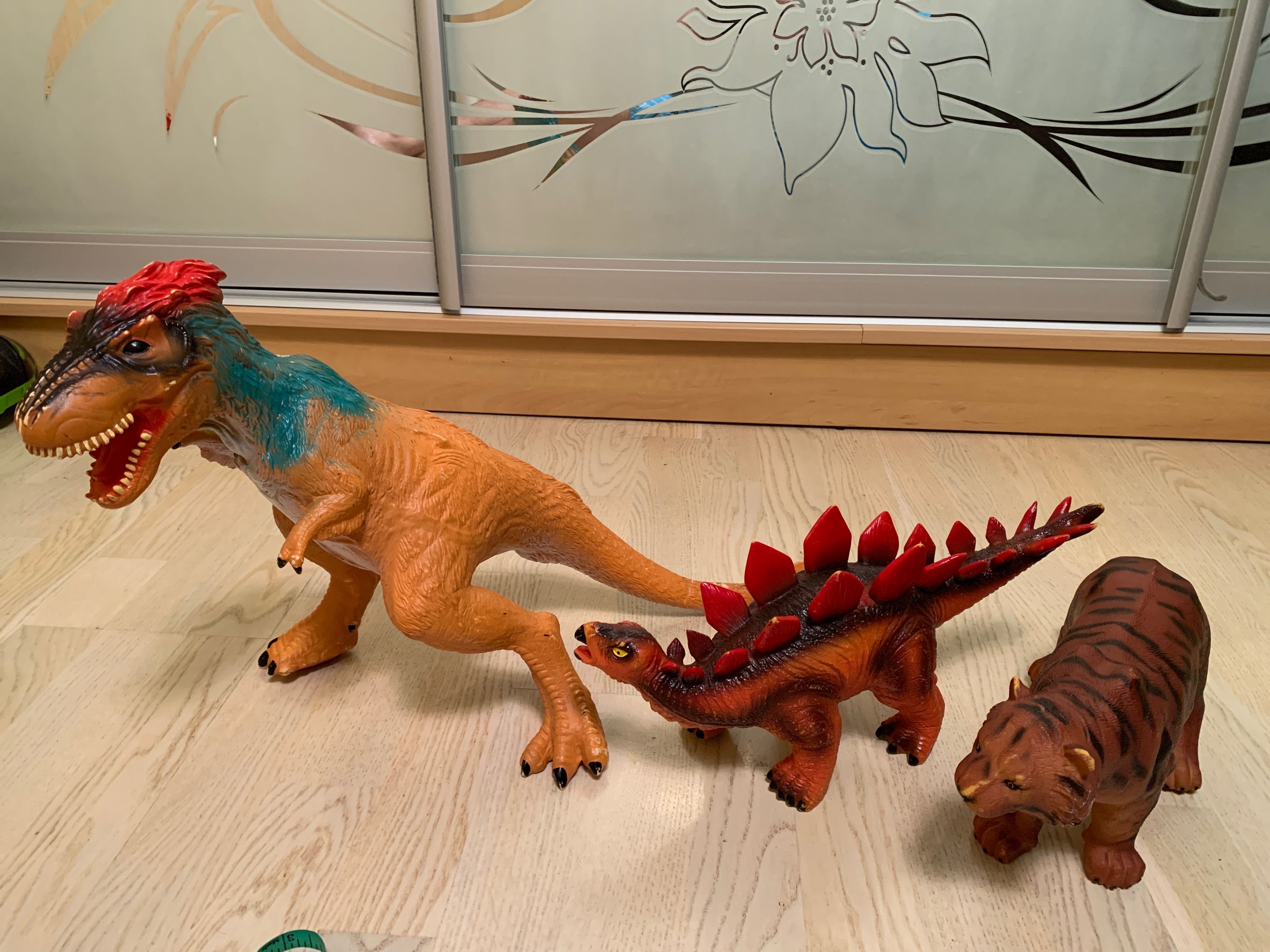 Большие игрушки динозавров, тигра