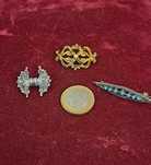Alfinetes broches vintage em prata.