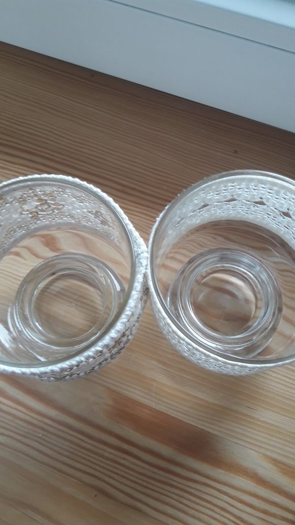 Dwa zdobione świeczniki szklane