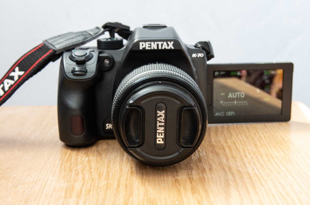 Дзеркальна фотокамера Pentax K-70 + універсальний об'єктив 18-55 WR