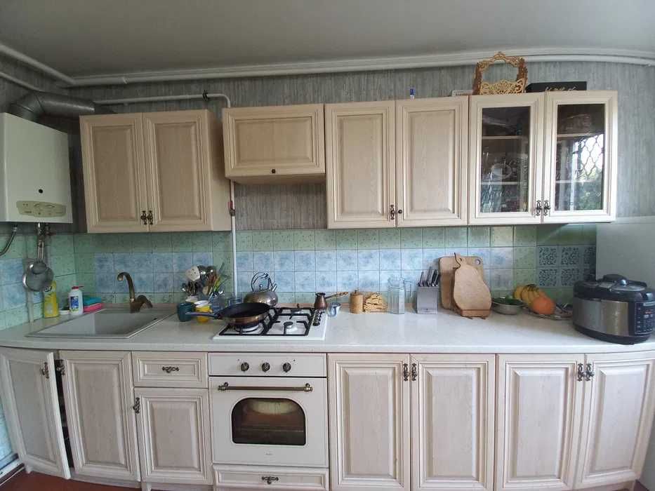 (13)Продам просторий 2-поверховий будинок в центрі с. Молодіжне.
