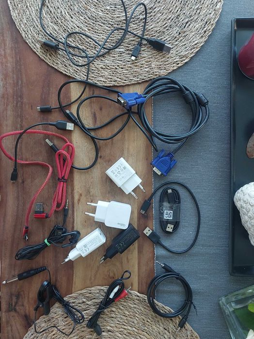Zestaw, ładowarki, kable USB, słuchawki