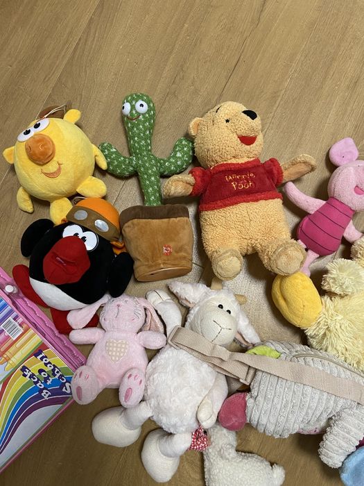 Мягкие игрушки и набор карандашей