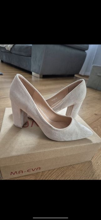 Beżowe buty czółenka zamszowe na słupku 38