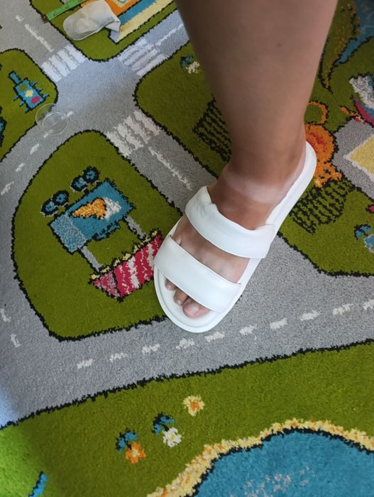 Шкіряні НОВІ жіночі шльопанці