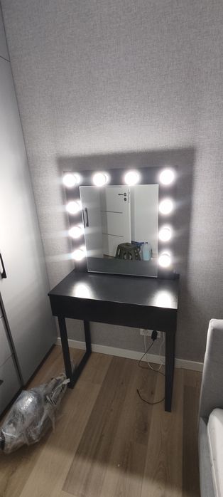 Toaletka z lustrem i oswietleniem