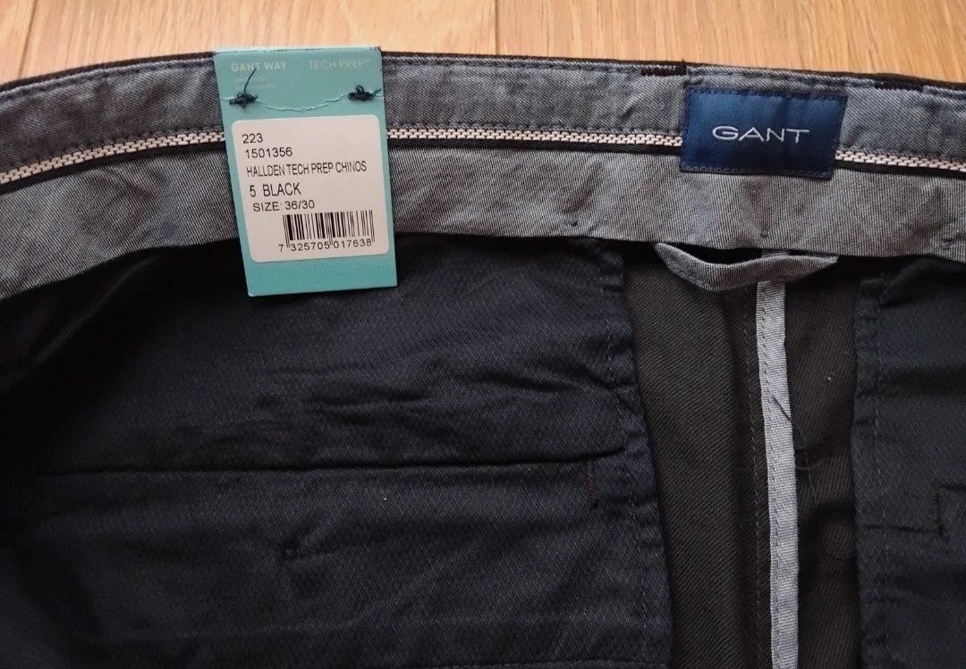 - 50% GANT Chinosy 34/30 "Tech Prep".
r. 34/3