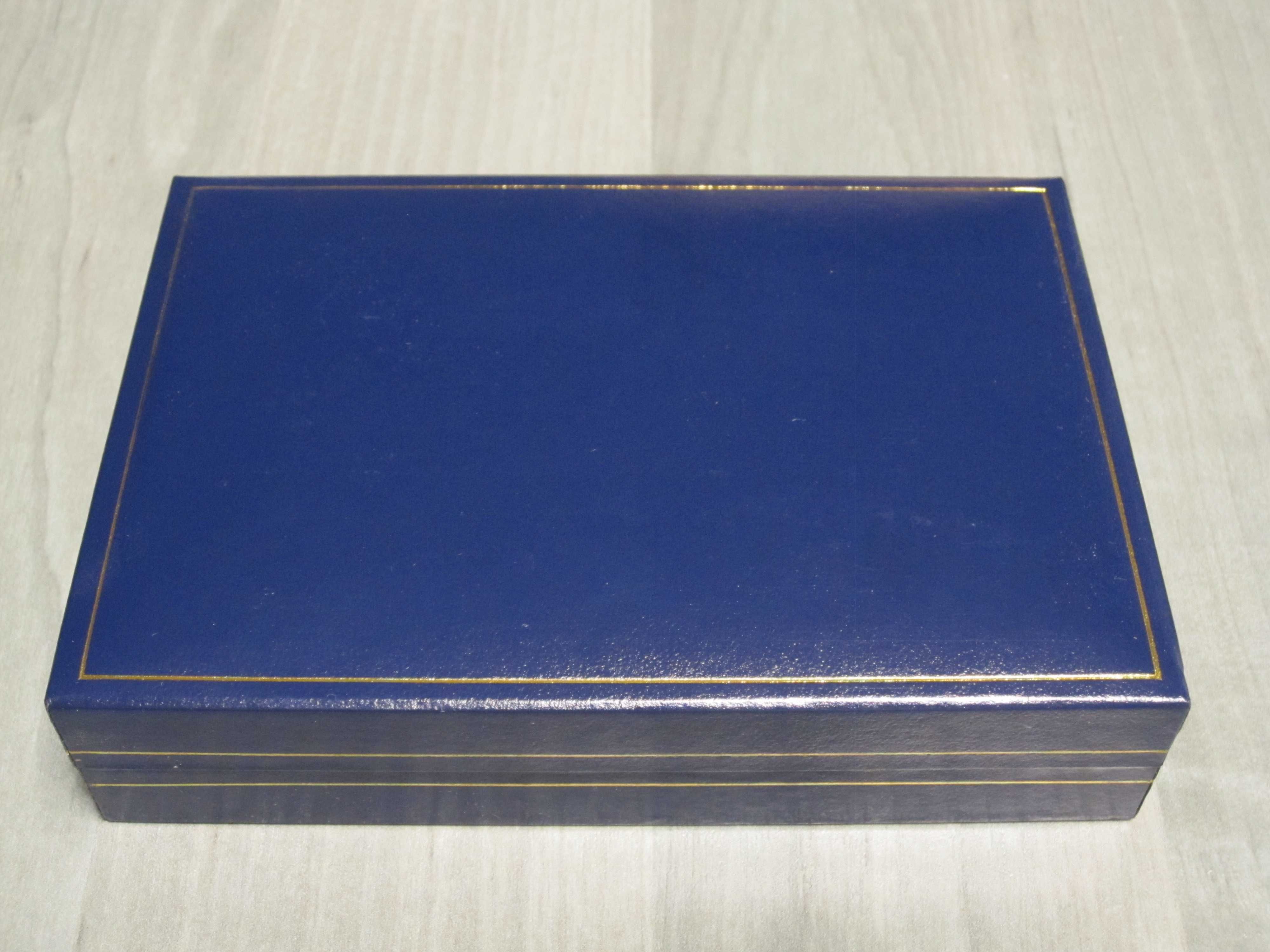 коробка-гарнітур (футляр) для ювелірних виробів та інших прикрас