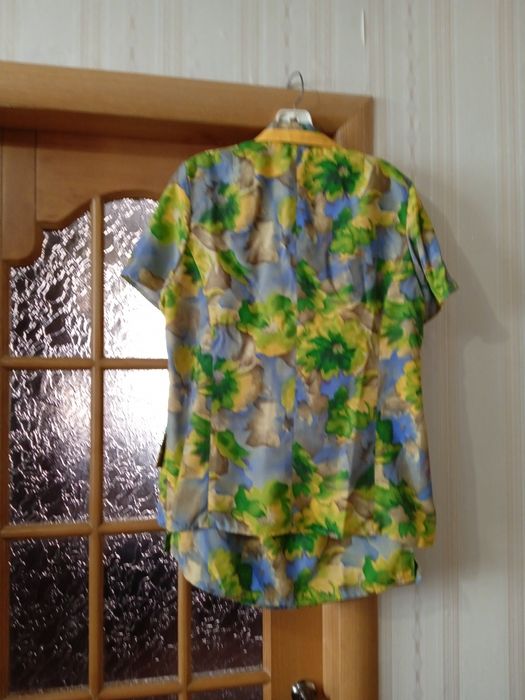 Костюмы:  .Желтый  костюм - брючный . Костюм из крепдишина.