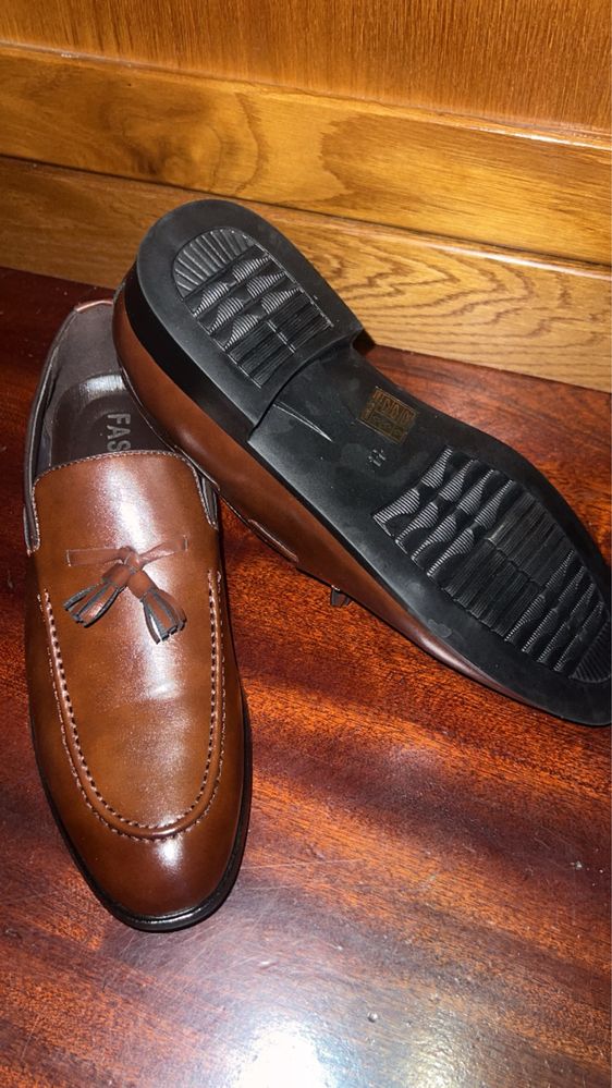 Sapatos clássicos de homem