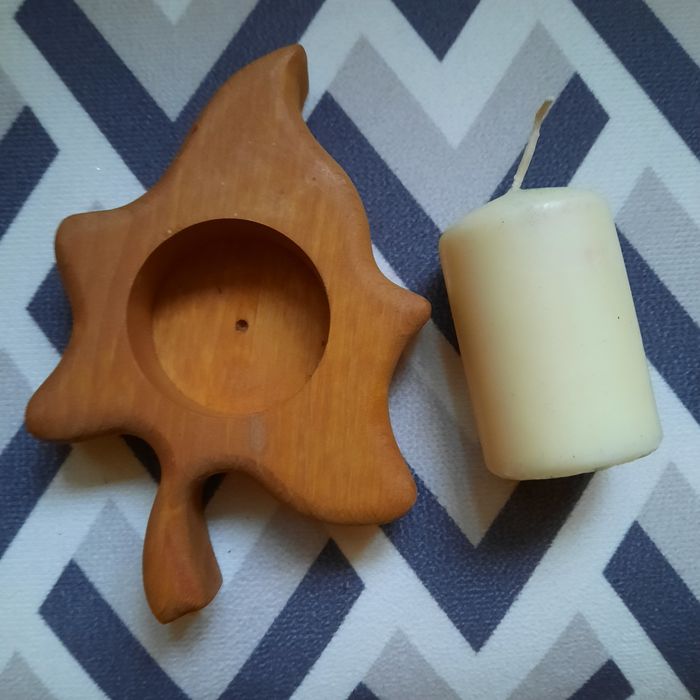 Дерев'яний підсвічник і свічка