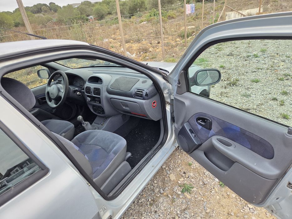 Renault Clio 2000 1.2 RN — 400 eur [carro não anda]