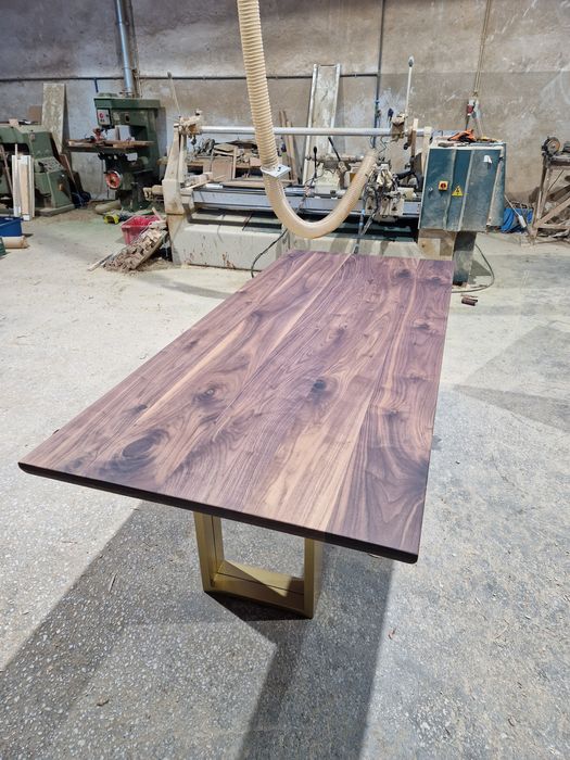 Mesa madeia maciça em Nogueira Americana e pés Dourados
