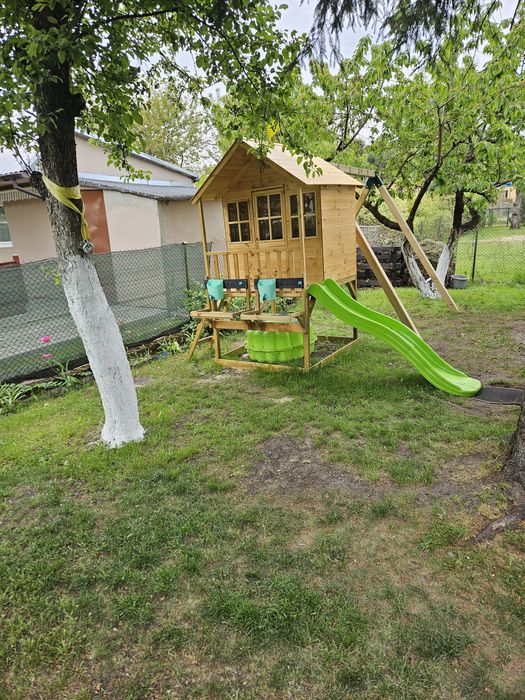 Domek dla dzieci ze zjeżdżalnią