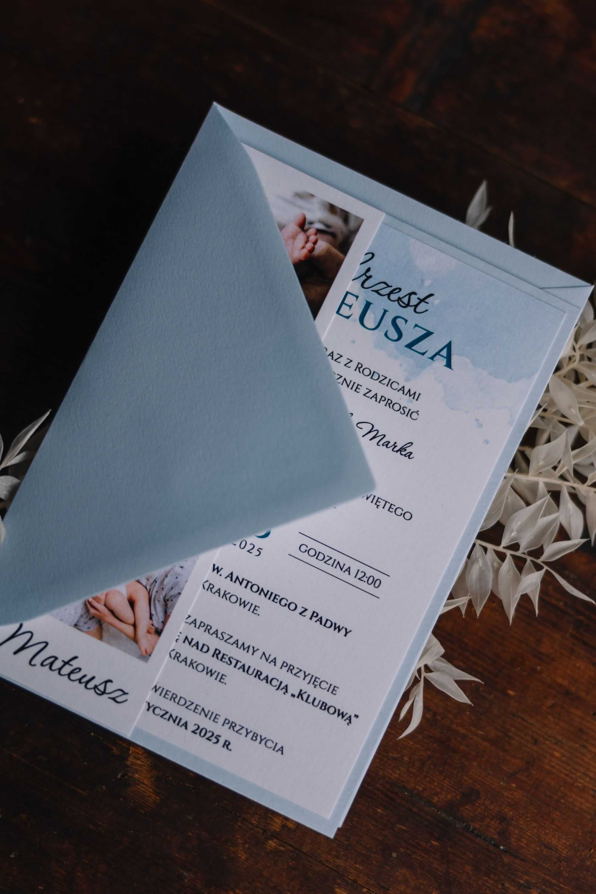 zaproszenie na chrzest ze zdjęciami dziecka błękit
